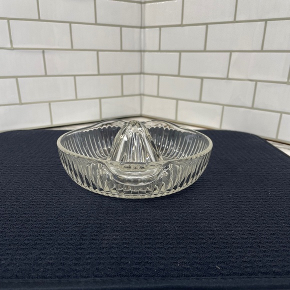 Vintage Clear Glass Hand Juicer Reamer Orange Lemon Citrus Juicer - Large - Picture 4 of 10